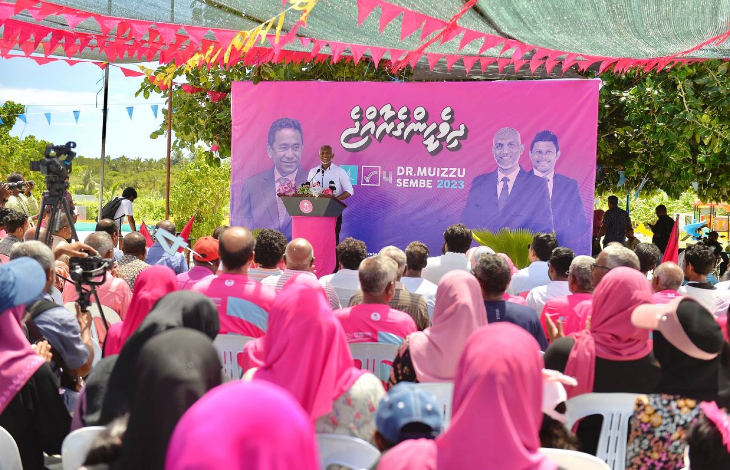 އިދިކޮޅުގެ ކެންޑިޑޭޓް ޑރ. މުހައްމަދު މުއިއްޒުގެ ކެމްޕެއިނަށް ނ. ލަންދޫގައި ބޭއްވި ޖަލްސާ.-- ފޮޓޯ: ޕީޕީއެމް