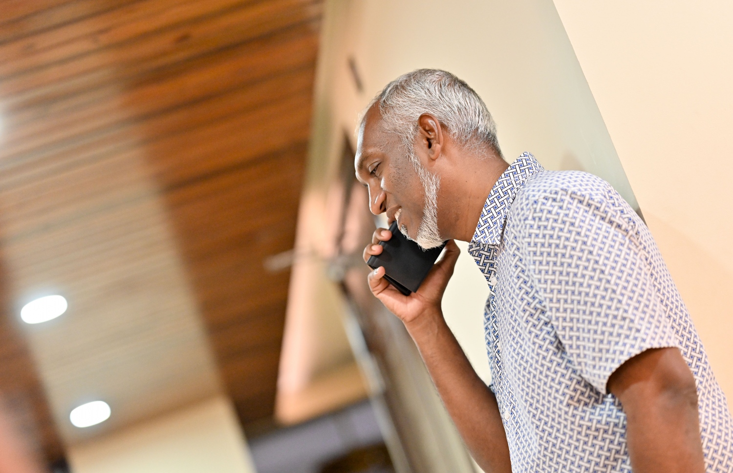 މުއިއްޒު މީހަކާ ފޯނުން ވާހަކަ ދައްކަވަނީ.---ފޮޓޯ: ނިޝާން އަލީ| މިހާރު