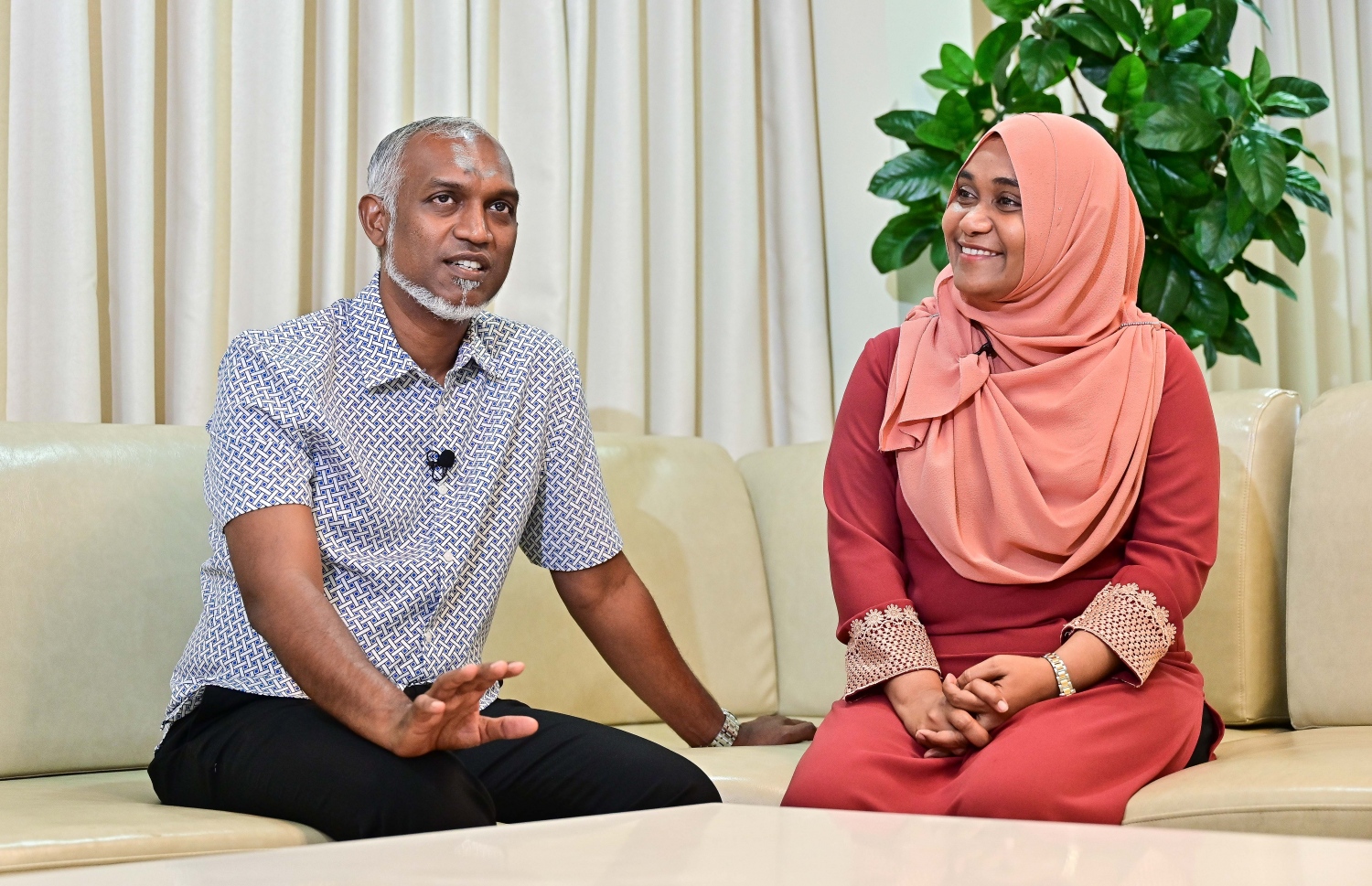 އިންތިހާބީ ރައީސް ޑރ. މުހައްމަދު މުއިއްޒު އާއި އަނބިކަނބަލުން ސާޖިދާ މުހައްމަދު "މިހާރު" އަށް ކުރިން އިންޓަވިއު ދެއްވަނީ.-- ފޮޓޯ: ފަޔާޒް މޫސާ | މިހާރު