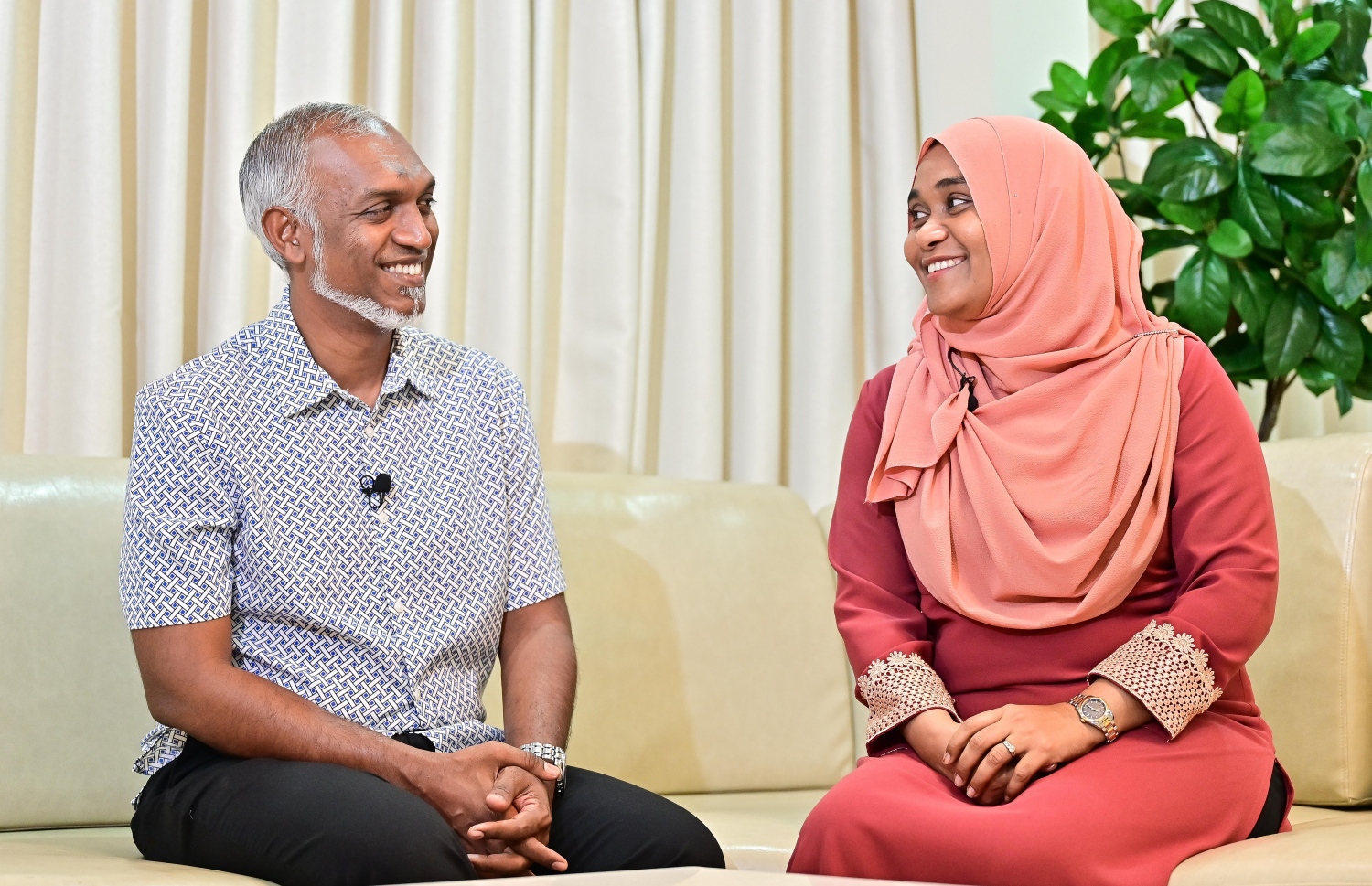 ރައީސް ޑރ. މުހައްމަދު މުއިއްޒު އަދި އަނބިކަނބަލުން ސާޖިދާ މުހައްމަދު ދިމްޔާތުގައި.-- ފޮޓޯ: ފަޔާޒް މޫސާ | މިހާރު