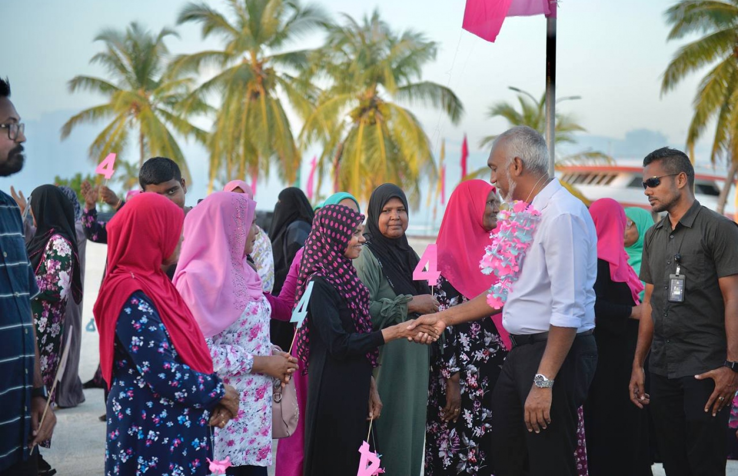 ޑރ. މުއިއްޒުގެ ކެމްޕެއިނަށް ރ. ވާދުއަށް ވަޑައިގަތުމުން މަރުހަބާ ކިޔަން ތިބި މީހުންނާ އޭނާ ސަލާންކުރައްވަނީ.-- ފޮޓޯ: ޕީޕީއެމް