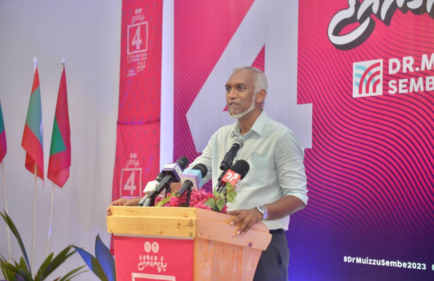 ޑރ. މުއިއްޒުގެ ކެމްޕެއިނަށް ރ. ހުޅުދުއްފާރުގައި ބޭއްވި ޖަލްސާގައި އޭނާ ވާހަކަދައްކަވަނީ.-- ފޮޓޯ: ޕީޕީއެމް