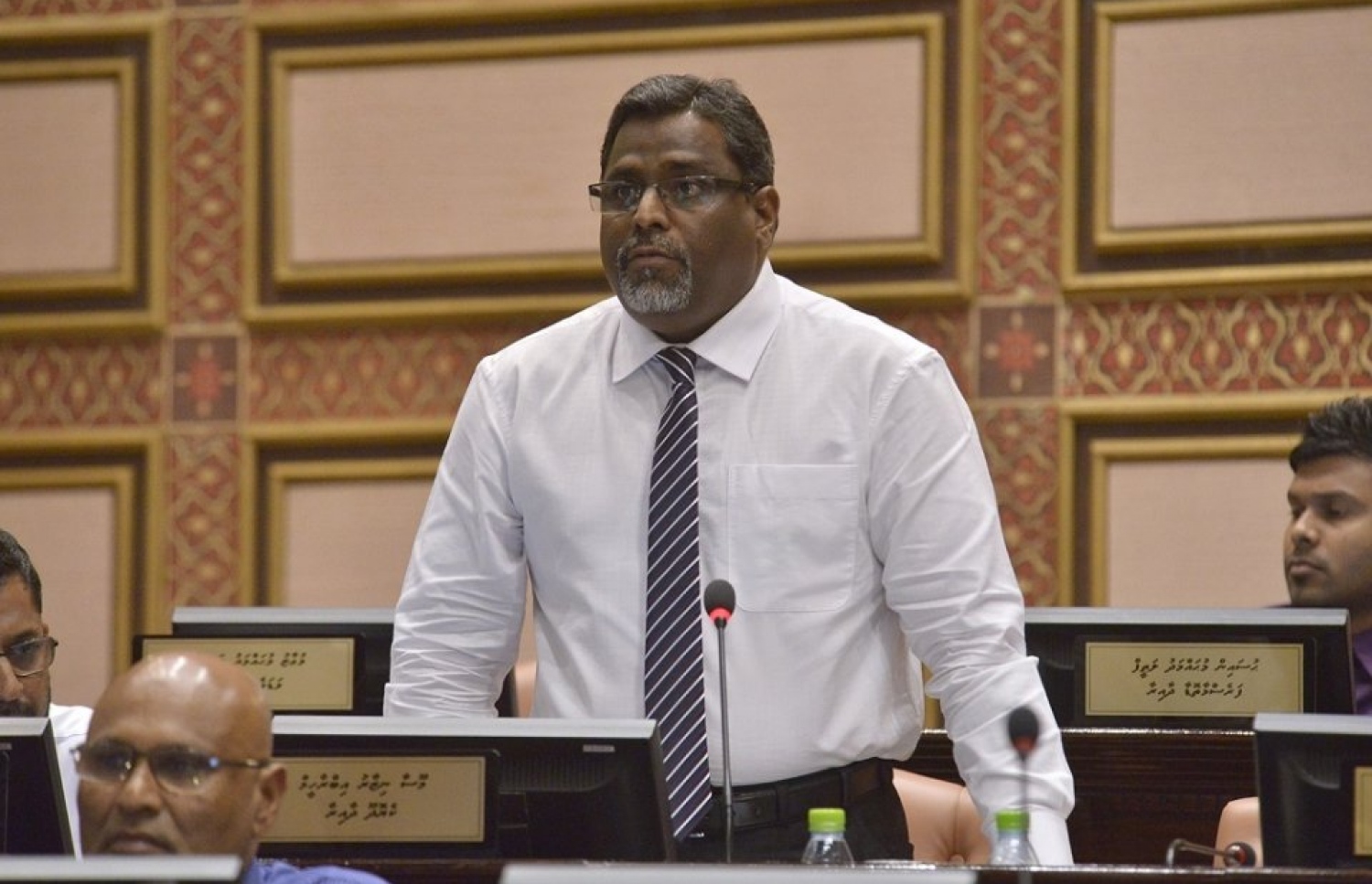 ކުރީގެ މެންބަރު މޫސާ ނިޒާރު މަޖިލީހުގައި ވާހަކަ ދައްކަވަނީ: އެންމެ މުހިންމު ކަމަކީ އަންނަ ބޮޑު ބަދަލާ ގުޅޭ ގޮތުން ރައްޔިތުން ހޭލުންތެރިކުރުން ކަމަށް ވިދާޅުވި