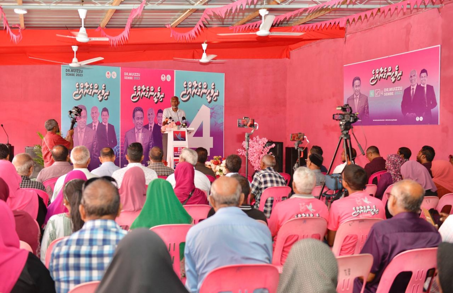 ޑރ. މުއިއްޒުގެ ކެމްޕެއިނަށް ރ. އިންނަމާދޫގައި ބޭއްވި ޖަލްސާގައި އޭނާ ވާހަކަދައްކަވަނީ.-- ފޮޓޯ: ޕީޕީއެމް