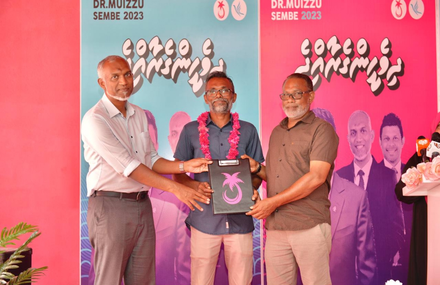 ޑރ. މުއިއްޒުގެ ކެމްޕެއިނަށް ރ. އިންނަމާދޫގައި ބޭއްވި ޖަލްސާގައި ޕީޕީއެމަށް ސޮއިކުރި މީހެއްގެ ފޯމު ހަވާލުކުރަނީ.-- ފޮޓޯ: ޕީޕީއެމް