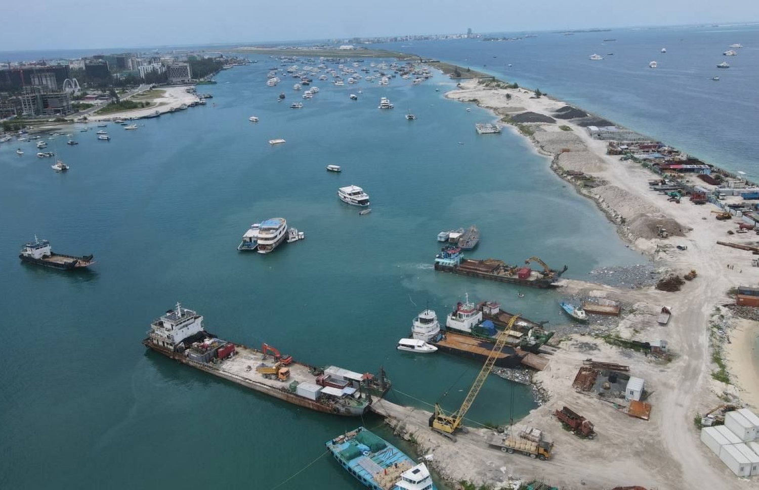 ހިއްކަން ހަމަޖެހިފައިވާ ސަރަހައްދުގައި އުޅަނދުތަކެއް އަޅާފައި. ---ފޮޓޯ: ފަޔާޒް މޫސާ | މިހާރު