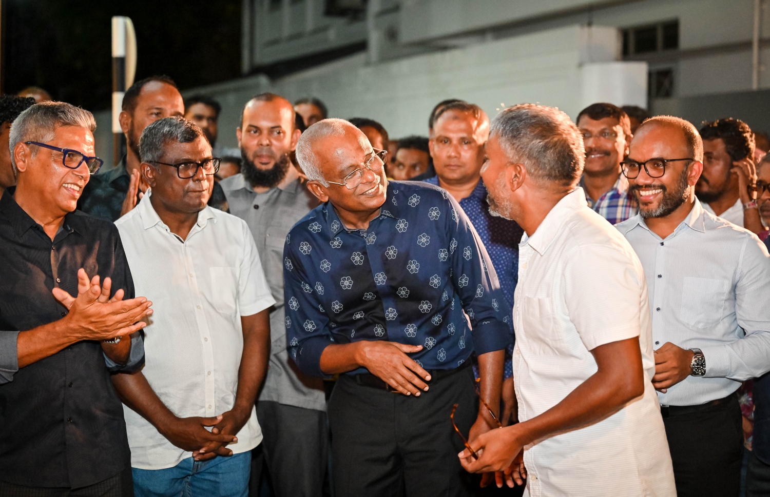 ރޭގެ ޖަލްސާގައި އިލްހާމް ރައީސްއާ އެކު: އަނިޔާ ލިބުނު އެއްވެސް އާއިލާއަކުން ޕީޕިއެމްގެ ވެރިކަމެއް އަލުން މި ރާއްޖެ ގެންނަން ނޭދޭނެ ކަަމަށް ވިދާޅުވި. -- ފޮޓޯ: ނިޝާން އަލީ | މިހާރު