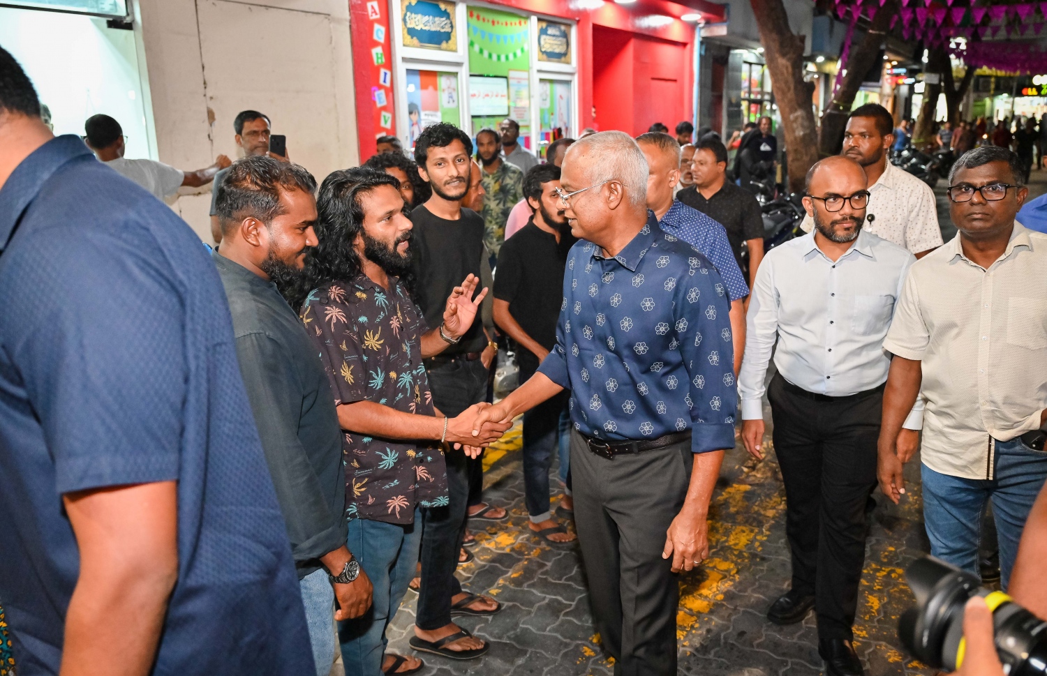 ރިޔާސީ އިންތިހާބުގެ ދެ ވަނަ ބުރުގެ ކެމްޕެއިނަށް ހުވަދޫ ޖަގަހަ ހުޅުވަން، މާވެޔޮ މަގުގައި ބޭއްވި ޖަލްސާގައި ރައީސް ބައިވެރިވެވަޑައިގަންނަވަނީ.-- ފޮޓޯ: ނިޝާން އަލީ/ މިހާރު