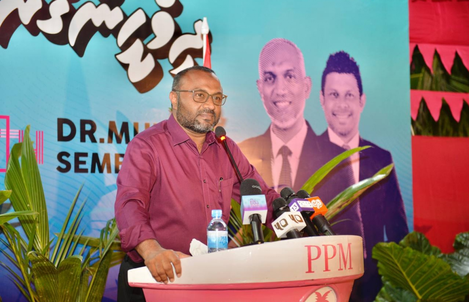 ޑރ. މުއިއްޒުގެ ކެމްޕެއިނަށް ބ. ކަމަދޫގައި ބޭއްވި ޖަލްސާގައި ޑރ. ޝަހީމް ވާހަކަދައްކަވަނީ.-- ފޮޓޯ: ޕީޕީއެމް
