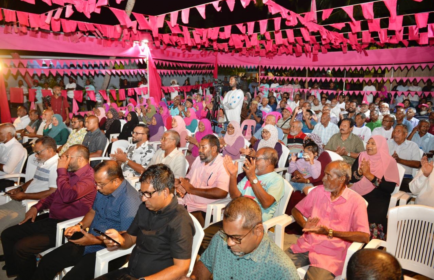 ޑރ. މުއިއްޒުގެ ކެމްޕެއިނަށް ބ. ކަމަދޫގައި ބޭއްވި ޖަލްސާގައި އޭނާގެ ސަޕޯޓަރުން ބައިވެރިވަނީ.-- ފޮޓޯ: ޕީޕީއެމް