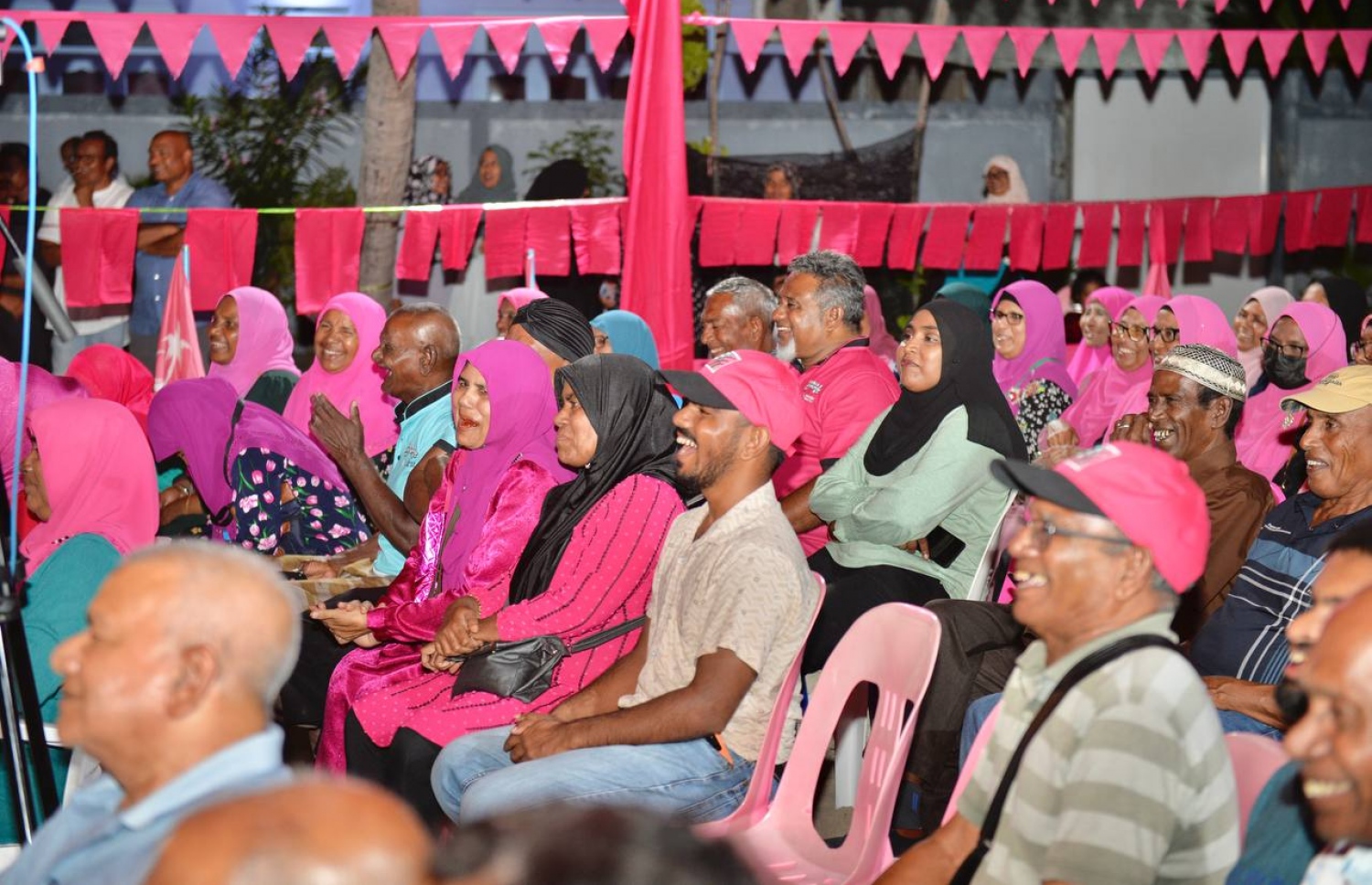 ޑރ. މުއިއްޒުގެ ކެމްޕެއިނަށް ބ. ކަމަދޫގައި ބޭއްވި ޖަލްސާގައި އޭނާގެ ސަޕޯޓަރުން ބައިވެރިވަނީ.-- ފޮޓޯ: ޕީޕީއެމް
