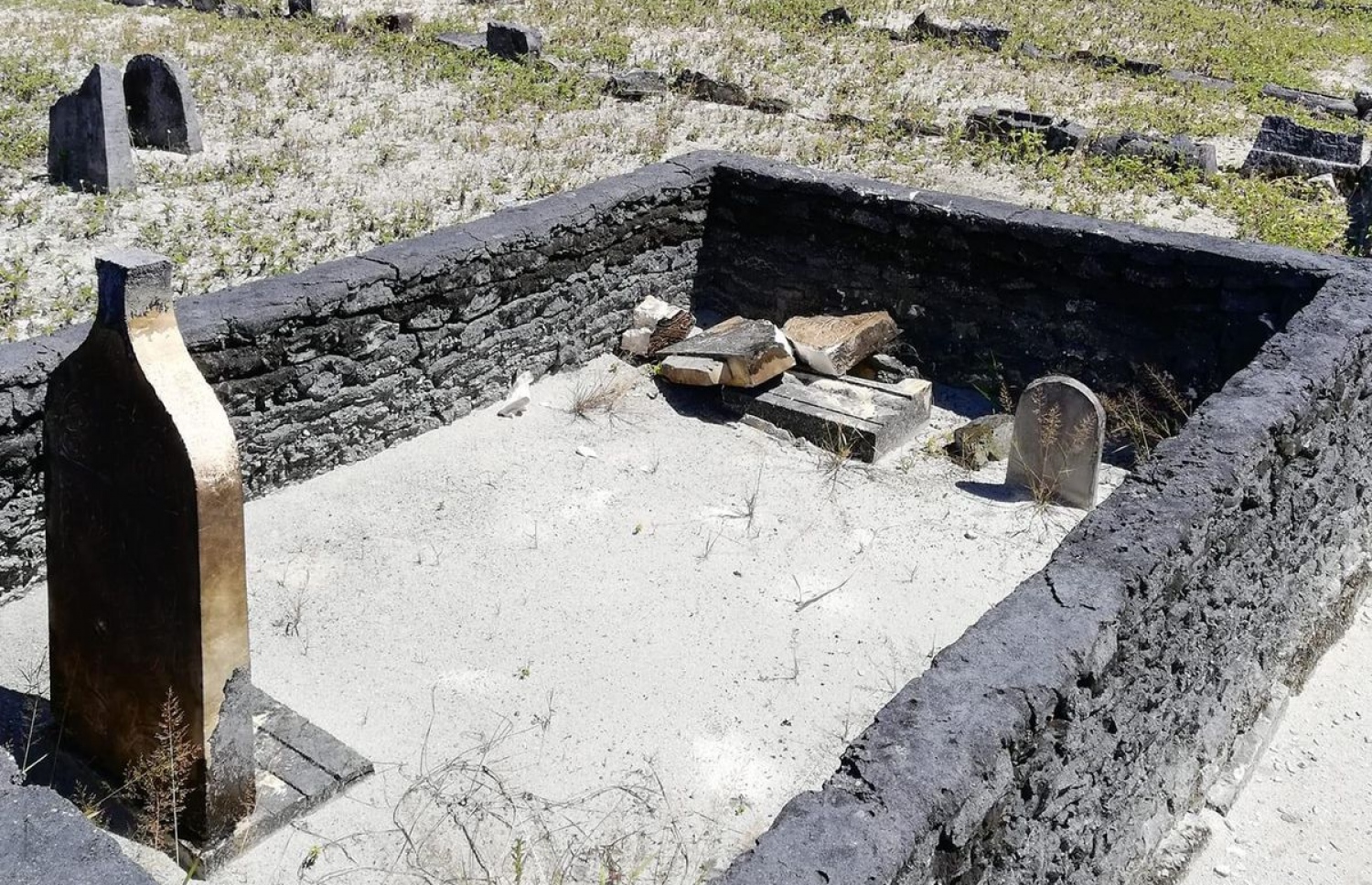 އައްޑޫ، މީދޫ ކޯގަންނު ގަބުރުސްތާކުގެ މަހާނަ ގާތަކަށް ގެއްލުން ދީފައި.-- ފޮޓޯ: މުހައްމަދު ތޮއްތިބު/ފޭސްބުކް