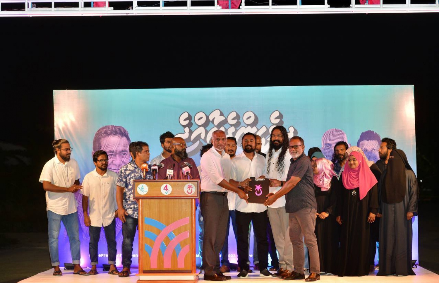 ޕީޕީއެމް/ޕީއެންސީގެ ރިޔާސީ ކެންޑިޑޭޓް ޑރ. މުހައްމަދު މުއިއްޒުގެ ކެމްޕެއިން ހދ. ކުޅުދުއްފުށީގައި ބޭއްވި ޖަލްސާގައި ޕީޕީއެމްއާ ގުޅުނު ޒުވާނުން ފޯމު ހަވާލުކުރަނީ.-- ފޮޓޯ: ޕީޕީއެމް