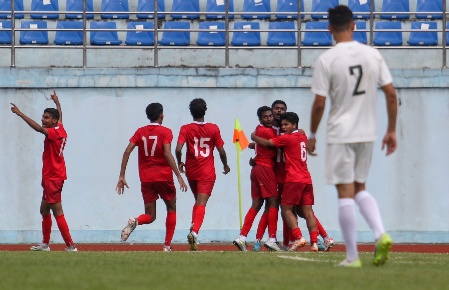 ޝަނާން، ރާއްޖެއަށް ލީޑު ހޯދައިދިން ގޯލު ޖެހުމަށް ފަހު ރާއްޖޭގެ ކުޅުންތެރިން އުފާފާޅު ކުރަނީ.-- ފޮޓޯ: ސާފް