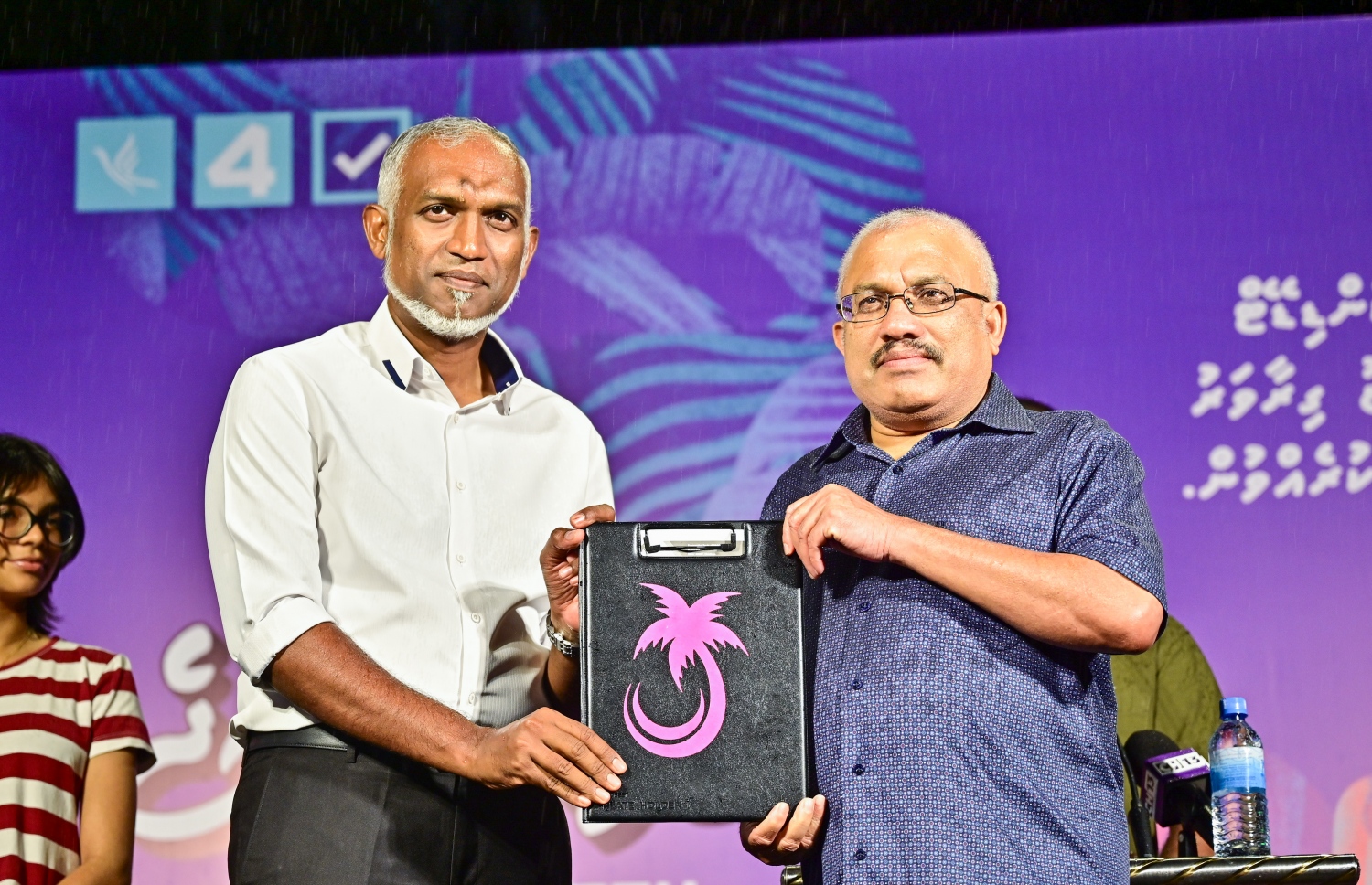 ކުރީގެ ނައިބު ރައީސް އަދި ޖޭޕީގެ ލީޑަރު ގާސިމްގެ އެޑްވައިޒަރު ޖިހާދު މިރޭ ޕީޕީއެމަށް ސޮއިކުރައްވައި އޭނާގެ ފޯމު، ޕީޕީއެމް/ޕީއެންސީގެ ރިޔާސީ ކެންޑިޑޭޓް ޑރ. މުއިއްޒާ ފޯމު ހަވާލު ކުރައްވަނީ.---ފޮޓޯ: ނިޝާން އަލީ| މިހާރު