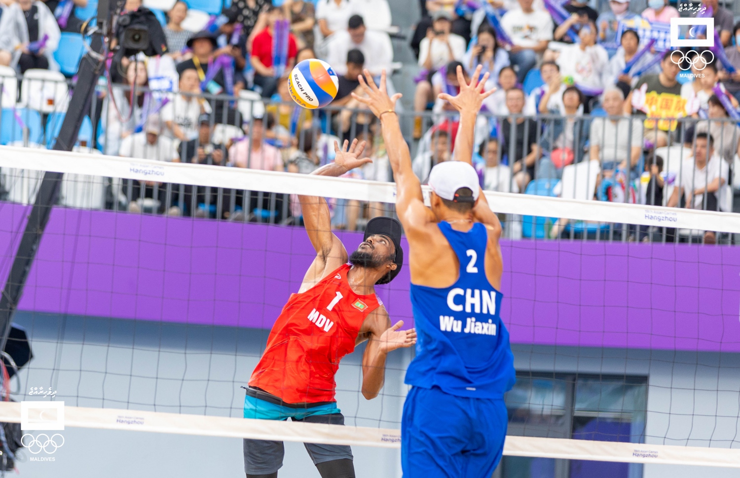 ބީޗްވޮލީ ޓީމު ޗައިނާއާ ދެކޮޅަށް ކުޅުނު މެޗުގެ ތެރެއިން.-- ފޮޓޯ: އިސްމާއިލް ތޯރިގު/ އެމްއޯސީ