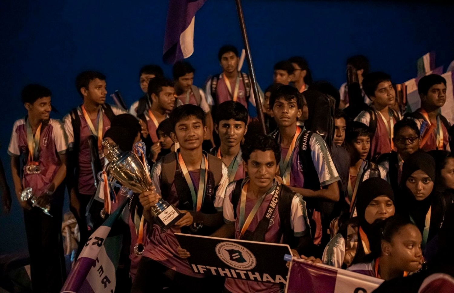 ރަން ވަނަ ހޯދި މަދަރުސަތުލް އިފްތިތާހުގެ ދަރިވަރުންނަށް ނައިފަރުން މަރުހަބާ ކިޔަނީ.-- ފޮޓޯ؛ އިފްތިތާހް