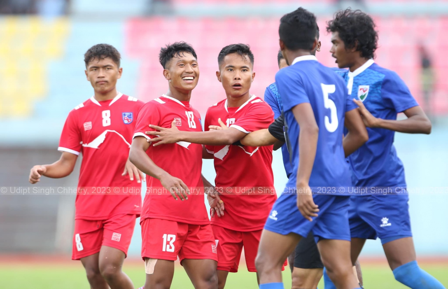 ނޭޕާލާއި ރާއްޖެ މިއަދު ބައްދަލުކުރި މެޗުގެ ތެރެއިން.-- ފޮޓޯ: އުދީޕްތު ސިންގު