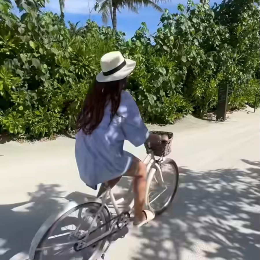 ރާއްޖޭގައި ޗުއްޓީ ހޭދަކުރަމުން އަންނަ ބޮލީވުޑްގެ ތަރި ސޮނާކްޝީ ޕަޓީނާ މޯލްޑިވްސް ރިސޯޓުގައި ބައިސްކަލް ދުއްވަނީ.