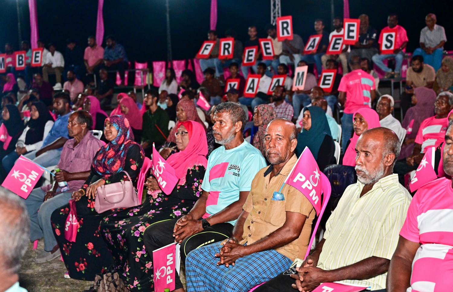ގަމުގައި ރޭ ބޭއްވި މުއިއްޒުގެ ކެމްޕެއިނު ޖަލްސާ އަށް ދިޔަ ބައެއް މީހުން: ވަރަށް ގިނަ އަދަދެއްގެ ބަޔަކު ވަނީ މި ޖަލްސާ އަށް ދިޔަ.--- ފޮޓޯ: ނިޝާން އަލީ/ މިހާރު