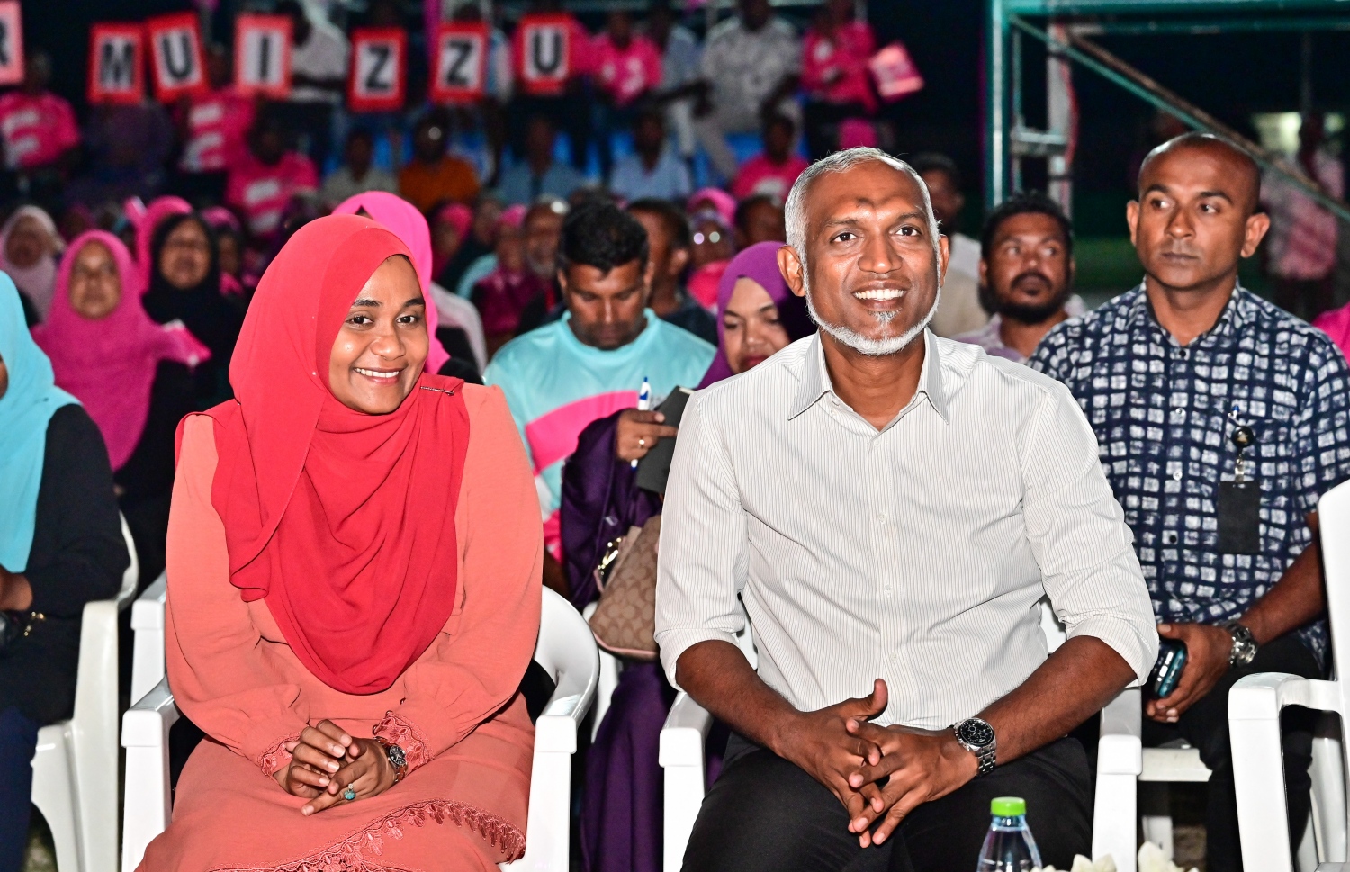 ގަމުގައި ރޭ ބޭއްވި ކެމްޕެއިން ޖަލްސާގައި މުއިއްޒާއި އަނބިކަނބަލުން ސާޖިދާ -- ފޮޓޯ: ނިޝާން އަލީ/ މިހާރު