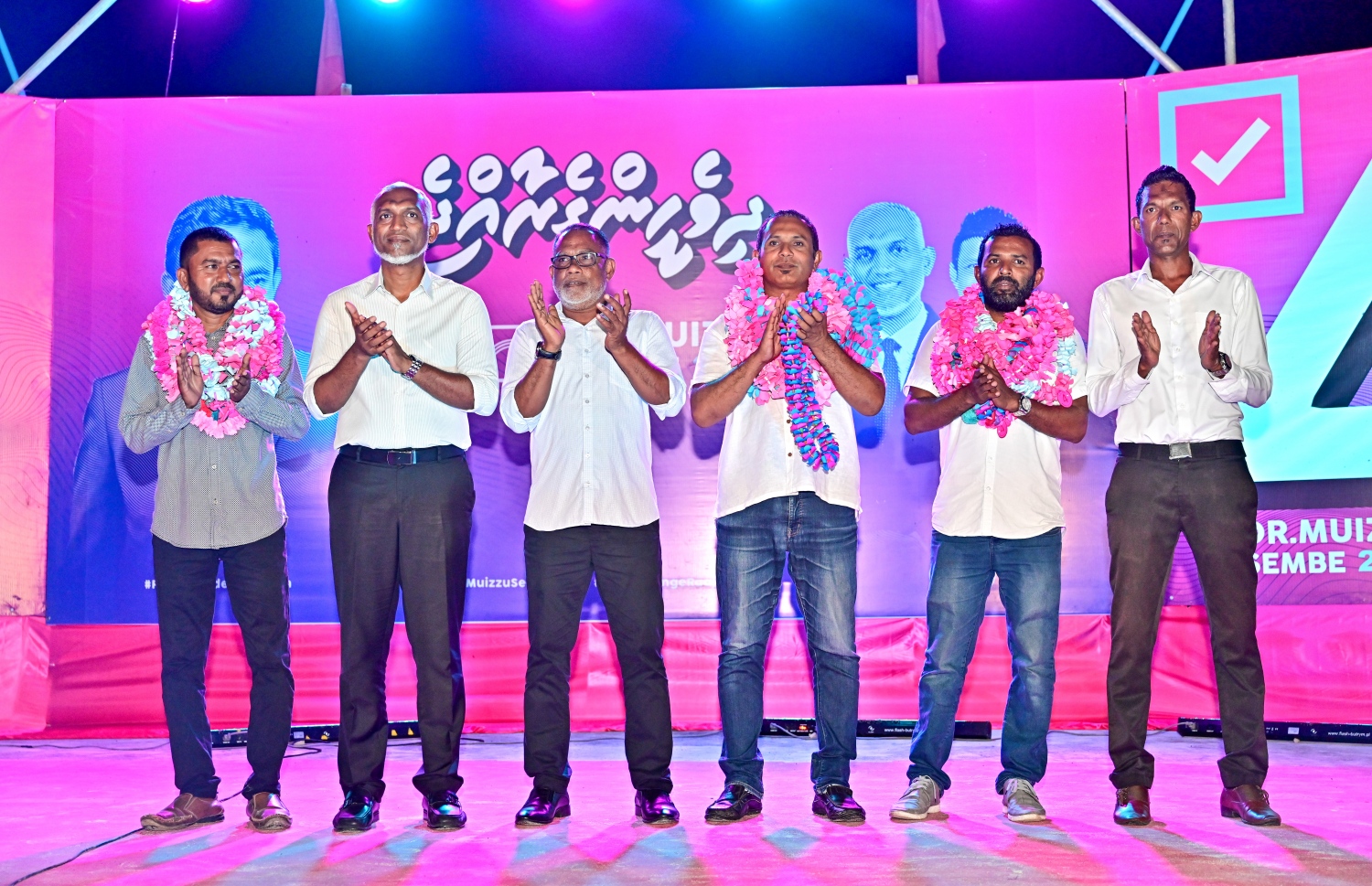 އަލީ ނަޝީދާއި ޖޭޕީގެ އިސް ދެ އެކްޓިވިސްޓަކު ޕީޕީއެމަށް ސޮއިކުރެއްވުމަށް ފަހު، ޕީޕީއެމް/ޕީއެންސީ ހިންގުމާ ހަވާލުވެ ހުންނެވި އަބްދުއްރަހީމާއި މުއިއްޒާ އެކު ފޮޓޯއެއް ނަގަނީ.--- ފޮޓޯ: ނިޝާން އަލީ/މިހާރު