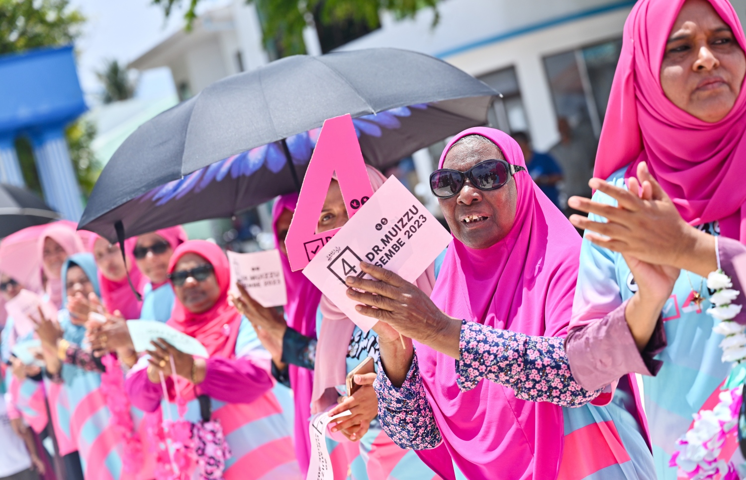 މުއިއްޒު ގއ. ވިލިގިއްޔަށް މިއަދު ވަޑައިގަތުމުން ހޫނު މަރުހަބާއެއް ވަނީ ކިޔާފައި -- ފޮޓޯ: ނިޝާން އަލީ/މިހާރު