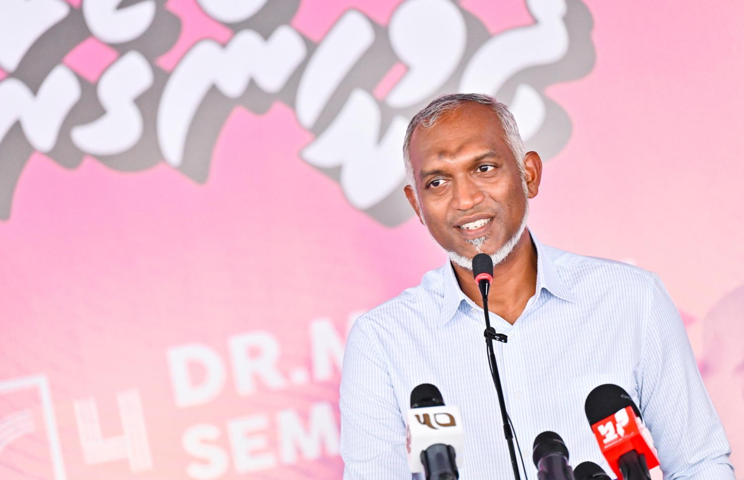 ގއ. ވިލިނގިލި ޖަލްސާގައި އިދިކޮޅު ރިޔާސީ ކެންޑިޑޭޓު ޑރ. މުއިއްޒު ވާހަކަދައްކަވަނީ -- ފޮޓޯ: ނިޝާން އަލީ/މިހާރު