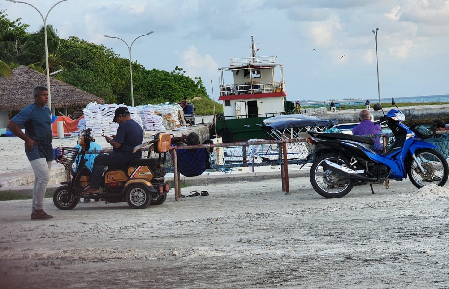 ހއ. އުލިގަމު ބަނދަރު ސަރަހައްދުގައި މީހުންތަކެއް އިށީންދެލައިގެން؛-- ފޮޓޯ: ކައުންސިލް