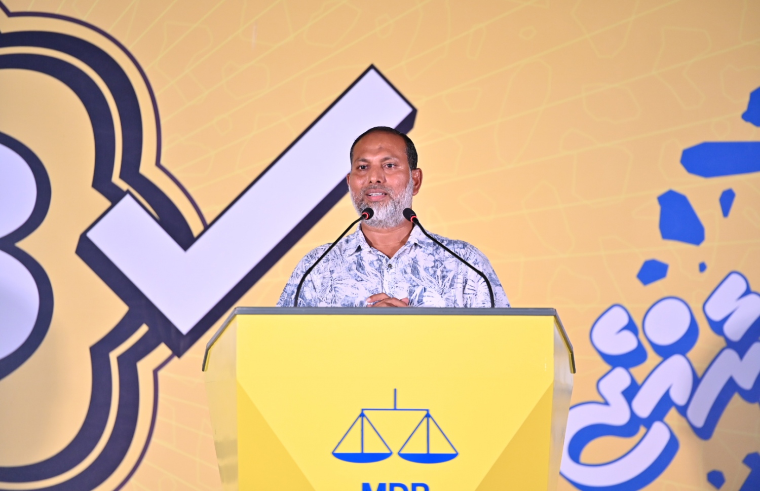 ހޯމް މިނިސްޓަރު އިމްރާން އަބްދުﷲ މިރޭ ޖަލްސާފައި ވާހަކަ ދައްކަވަނީ.-- ފޮޓޯ: އެމްޑީޕީ