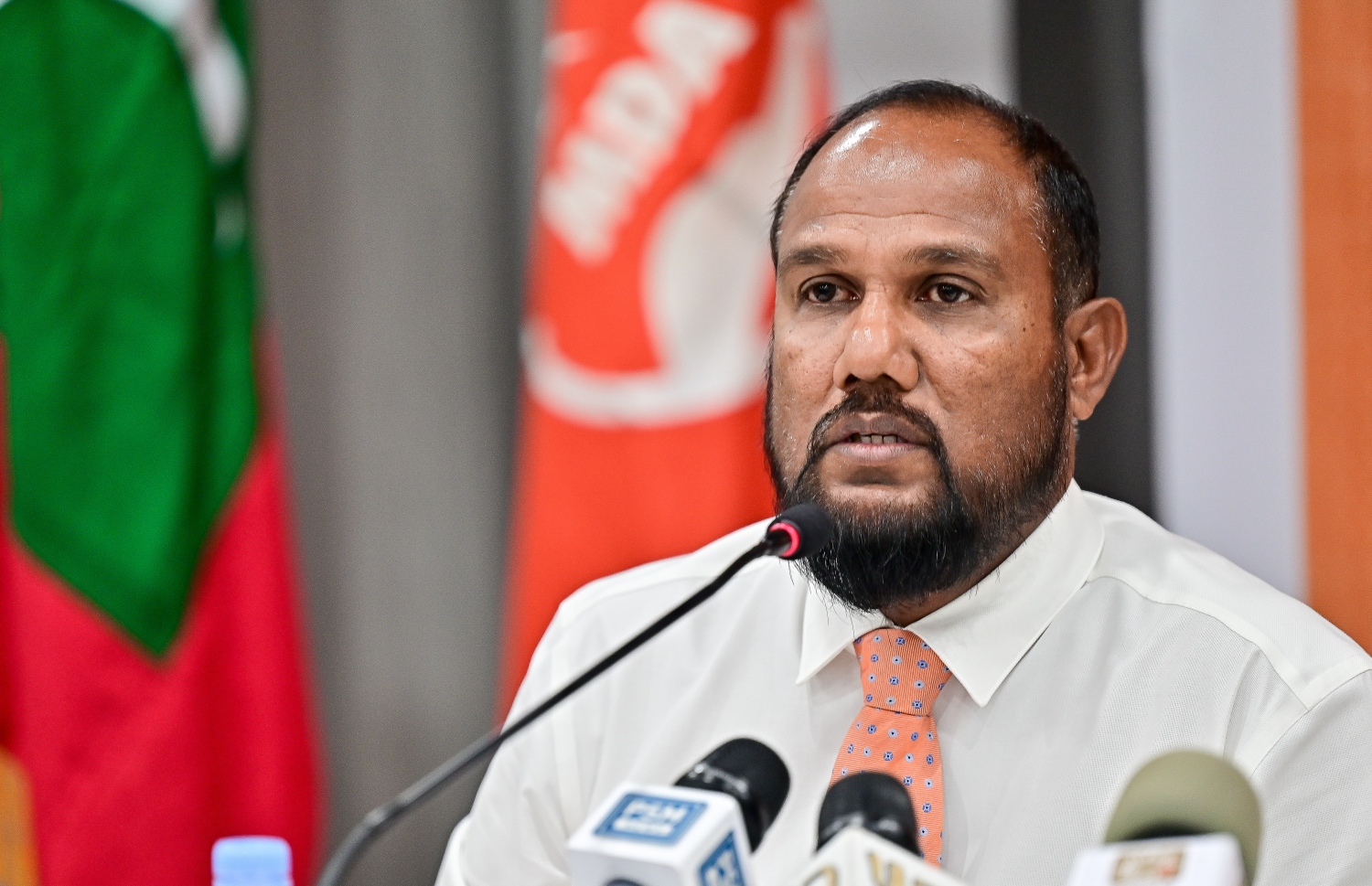 އެމްޑީއޭގެ ޑެޕިއުޓީ ލީޑަރު އަލީ މައުރޫފް ރޭ މީޑިއާއާ ވާހަކަ ދައްކަވަނީ.---ފޮޓޯ: ފަޔާޒު މޫސާ| މިހާރު