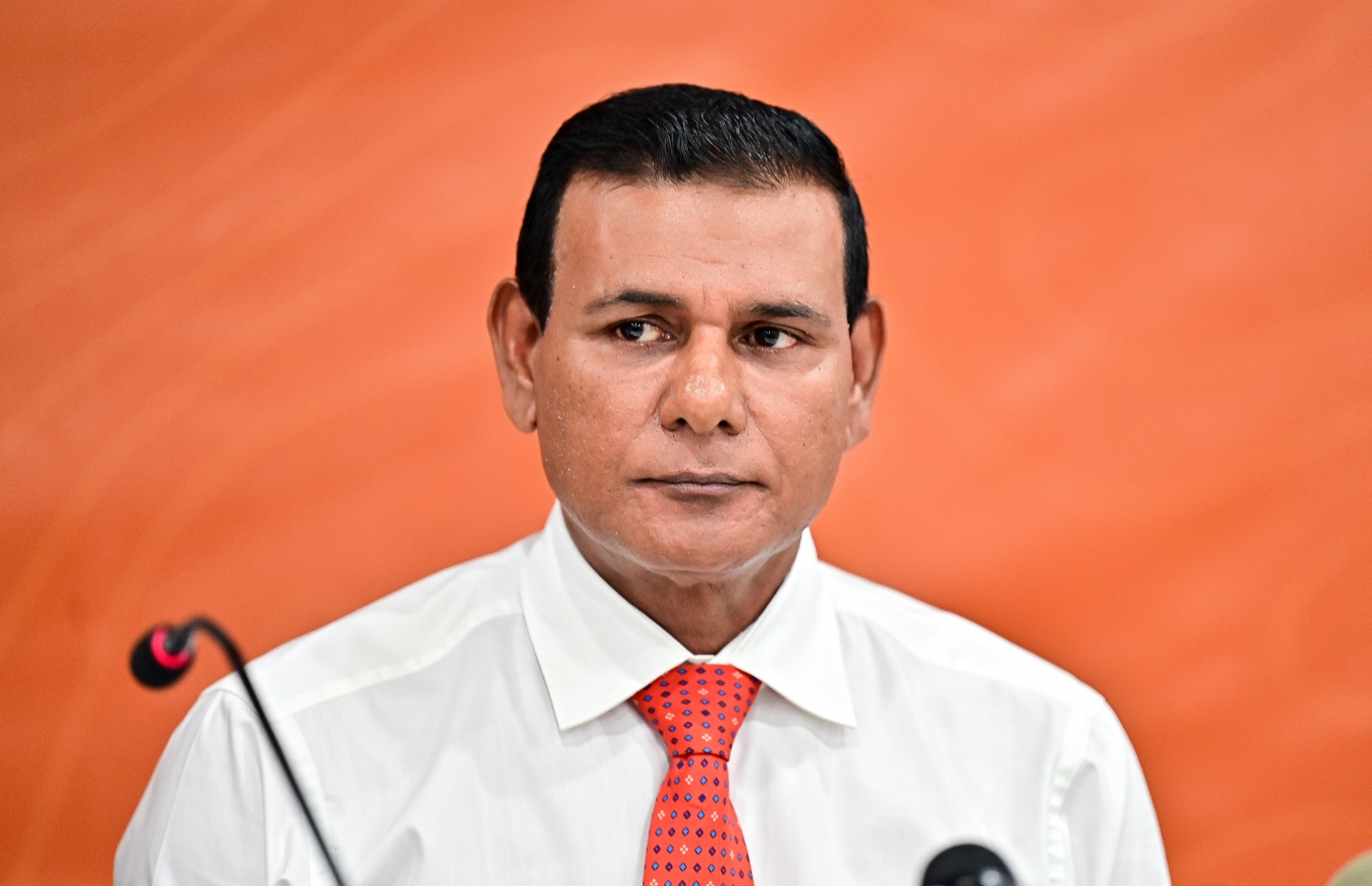 ކައުންސިލް ބައްދަލުވުމަށް ފަހު، ސިޔާމް ނޫސްވެރިންގެ ސުވާލުތައް އަޑުއައްސަވަނީ.---ފޮޓޯ: ފަޔާޒު މޫސާ| މިހާރު