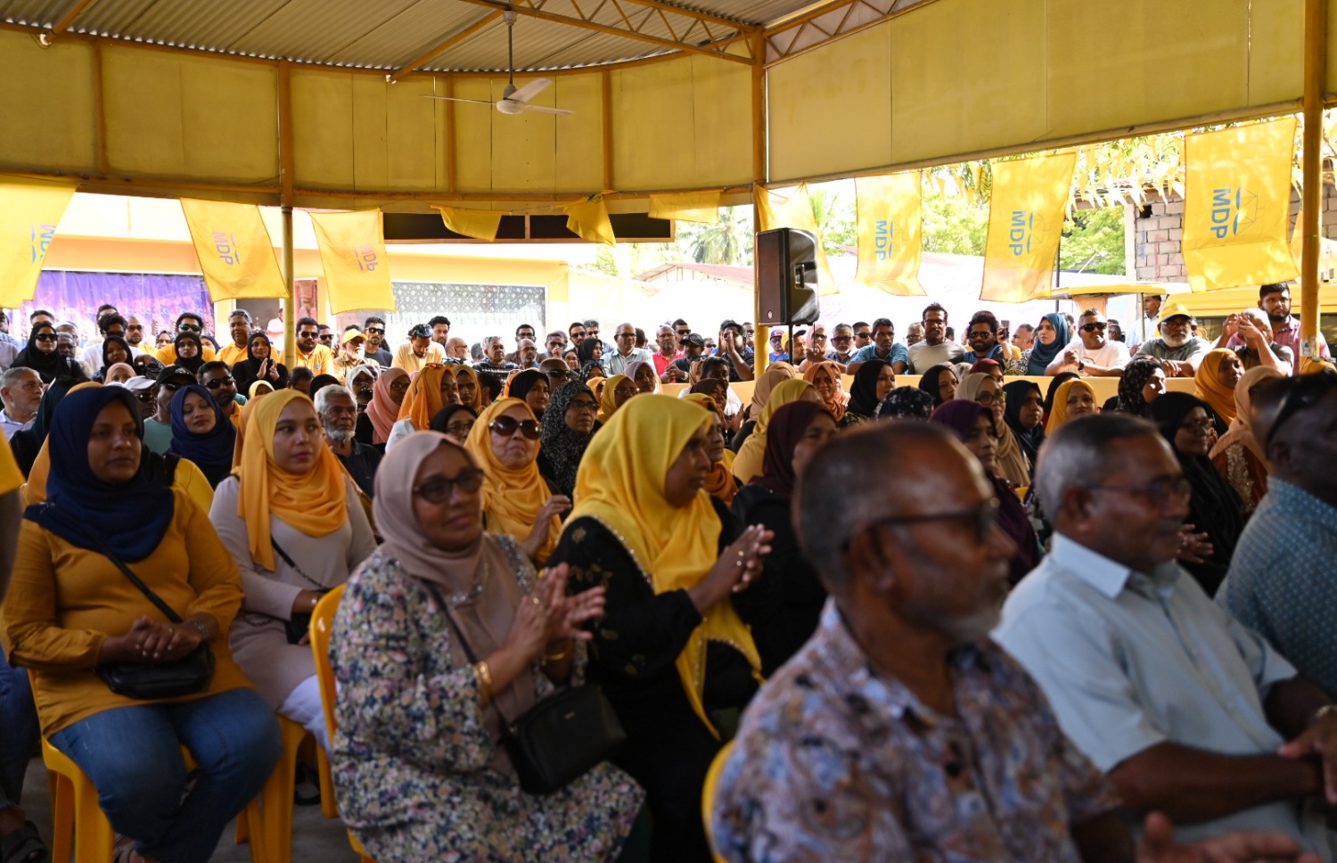 ފުވައްމުލަކުގެ ކެމްޕޭން ޓީމްތަކާ ރައީސް ބައްދަލުކުރައްވަނީ. -- ފޮޓޯ | އެމްޑީޕީ