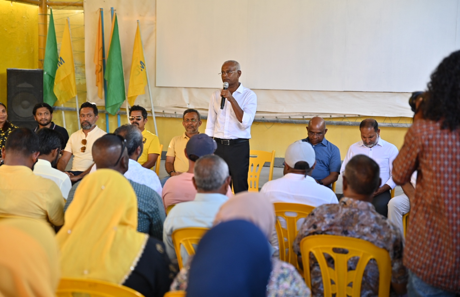 ފުވައްމުލަކުގެ ކެމްޕޭން ޓީމުތަކާ ބައްދަލުކުރައްވައި ރައީސް ވާހަކަ ދައްކަވަނީ. -- ފޮޓޯ | އެމްޑީޕީ