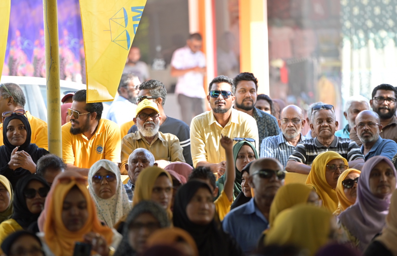 ފުވައްމުލަކުގެ ކެމްޕޭން ޓީމްތަކާ ރައީސް ބައްދަލުކުރައްވަނީ. -- ފޮޓޯ | އެމްޑީޕީ