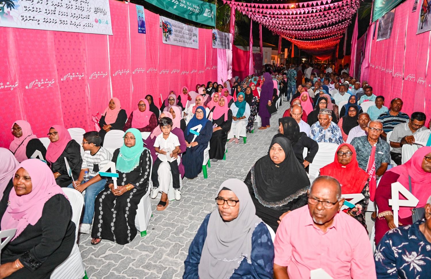 ހުޅުދޫގައި މިރޭ ބޭއްވި ކެމްޕެއިނު ޖަލްސާ: މިއީ ދެ ވަނަ ބުރުގެ ކެމްޕެއިނަށް މުއިއްޒު އަތޮޅުތެރެއަށް ކުރައްވާ ދަތުރުގެ އެންމެ ފަހު މަންޒިލް -- ފޮޓޯ: ނިޝާން އަލީ/ މިހާރު