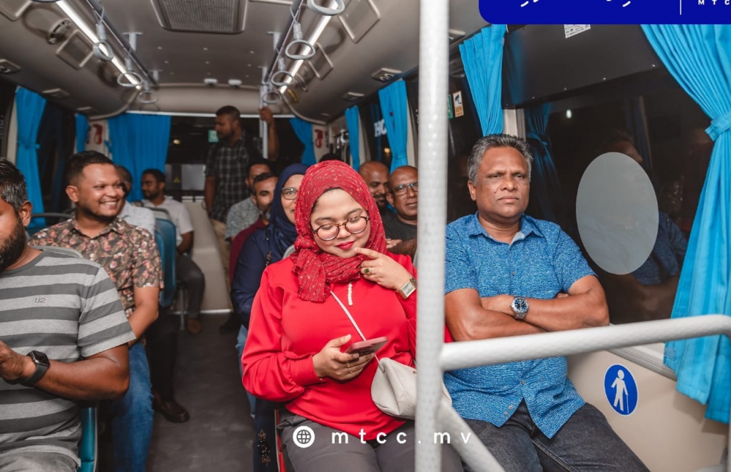 ކުޅުދުއްފުށީގައި ބަސް ދަތުރުތައް ފެށުމުގެ ގޮތުން ކުރި ދަތުރެއްގައި އެމްޓީސީސީގެ އެމްޑީ އާދަމް އާޒިމް (ކ) ބައިވެރިވެ ވަޑައިގަނަންވަނީ. -- ފޮޓޯ: އެމްޓީސީސީ