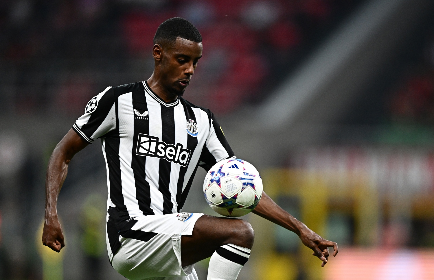 ނިއުކާސަލް އަށް ލަނޑު ޖަހައިދިން އިސާކް --- ފޮޓޯ: އޭއެފްޕީ