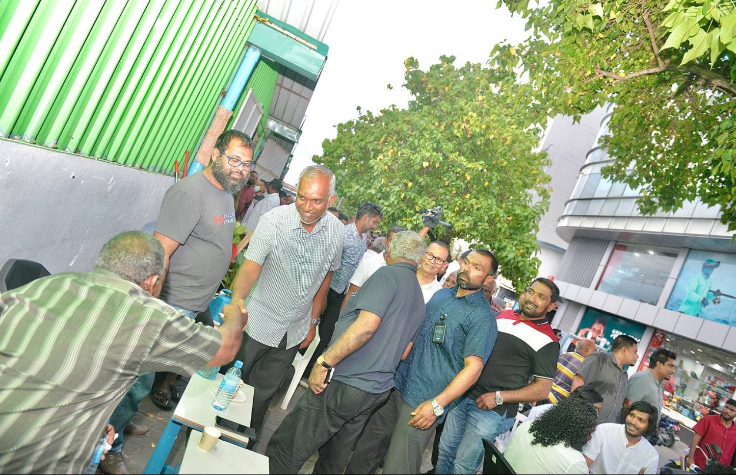 މުއިއްޒު މިއަދު މާރުކޭޓް ސަރަހައްދަށް ވަޑައިގެން ބައެއް މީހުންނާ ސަލާމް ކުރައްވަނީ: އޭނާގެ ވެރިކަމެއްގައި އަނިޔާވެރިކަމެއް ނޯންނާނެ ކަމަށް ވިދާޅުވި