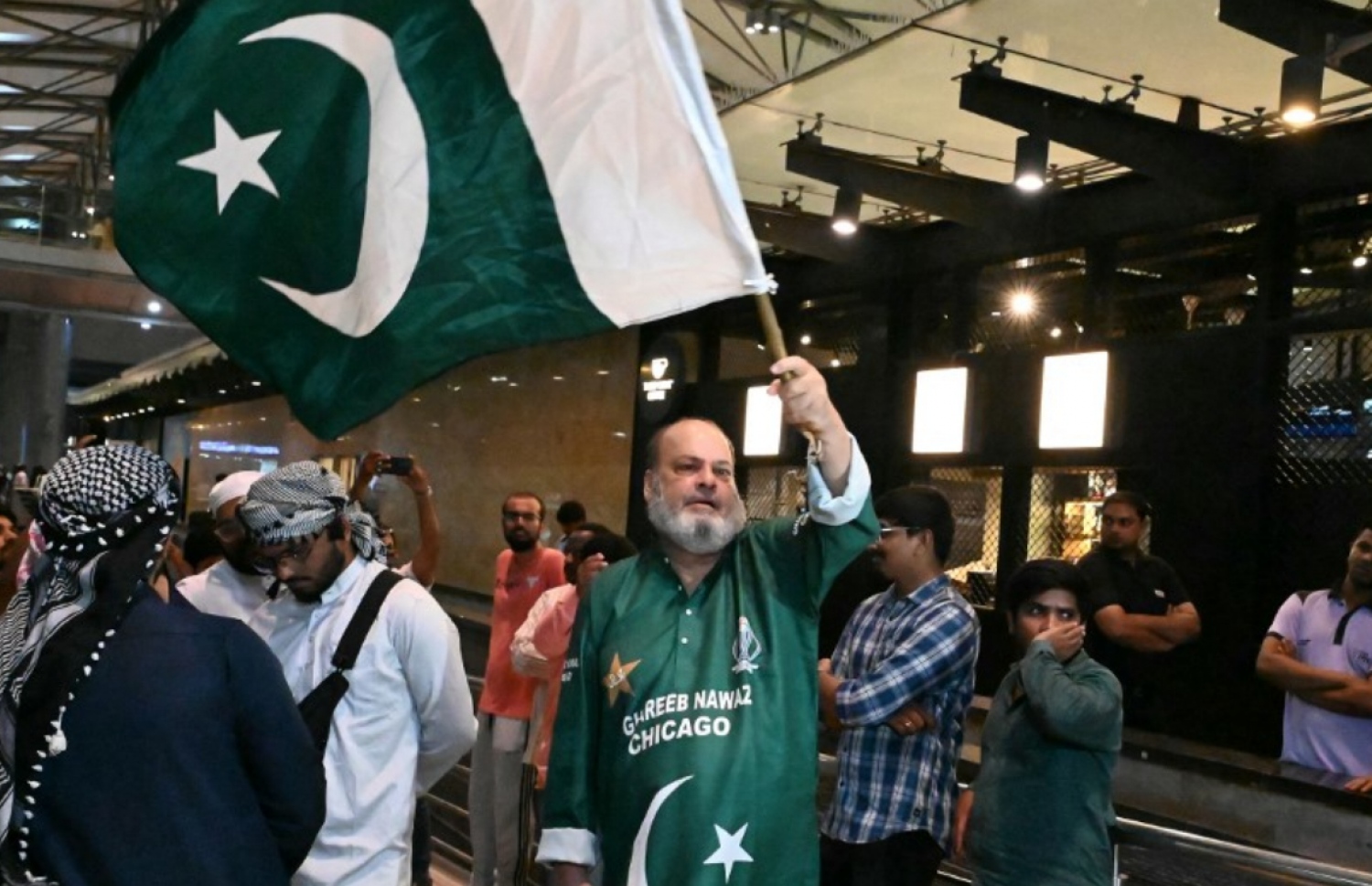 އެއާޕޯޓް ބޭރުގައި ޕާކިސްތާން ޓީމަށް މަރުހަބާ ކިޔަން އެއްވި ބައެއް ސަޕޯޓަރުން.-- ފޮޓޯ: އޭއެފްޕީ