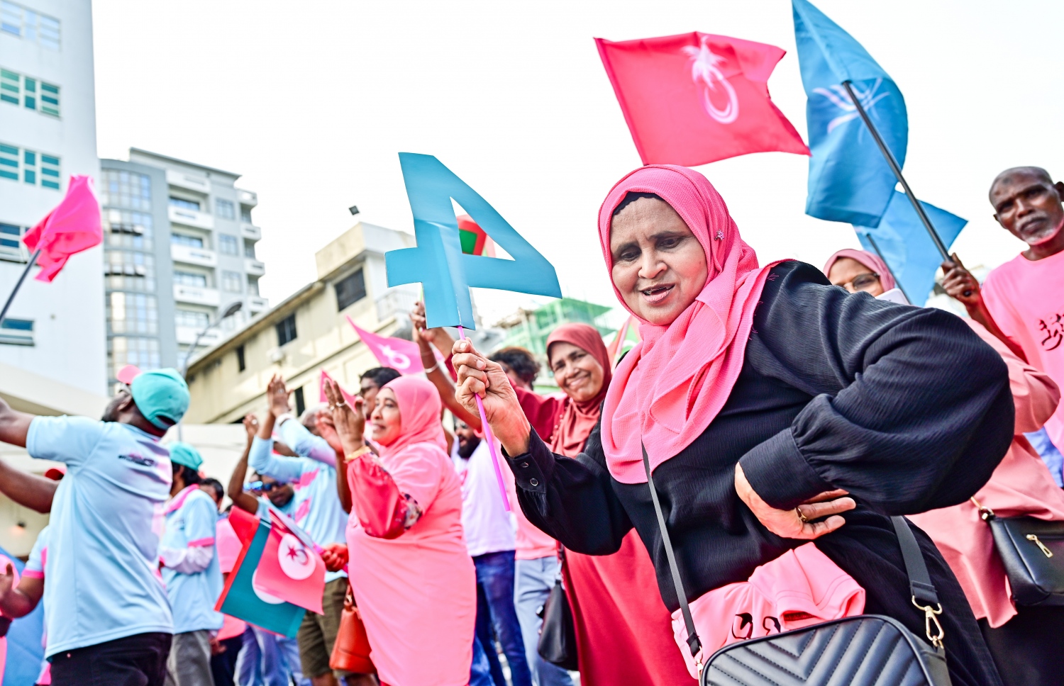 މާދަމާ އޮންނަ ރިޔާސީ އިންތިހާބުގެ ދެ ވަނަ ބުރަށް ޕީޕީއެމް/ޕީއެންސީ ރިޔާސީ ކެންޑިޑޭޓް ޑރ. މުހައްމަދު މުއިއްޒުގެ "ދިވެހިންގެ ނިންމުން" ކެމްޕެއިން ނިންމާލުމުގެ ހިނގާލުން މިއަދު ހަވީރު ޕީޕީއެމް އޮފިސް ކުރިމަތިން ފެށިގެން ކުރިއަށް ދަނީ.-- ފޮޓޯ: ނިޝާން އަލީ /މިހާރު