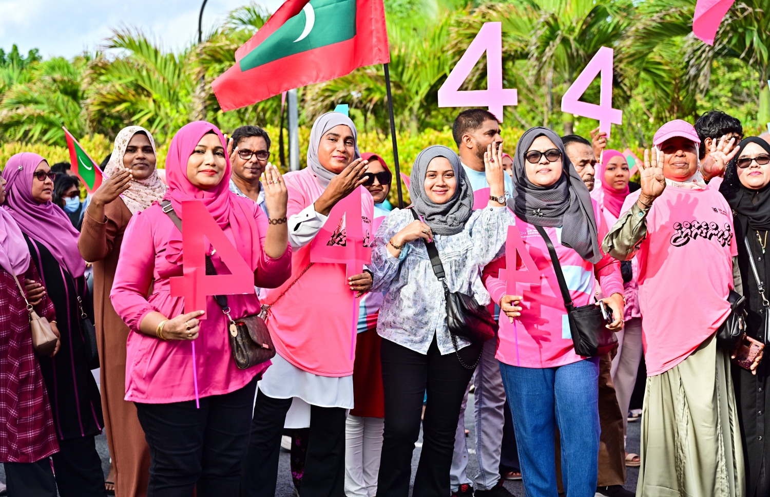 މާދަމާ އޮންނަ ރިޔާސީ އިންތިހާބުގެ ދެ ވަނަ ބުރަށް ޕީޕީއެމް/ޕީއެންސީ ރިޔާސީ ކެންޑިޑޭޓް ޑރ. މުހައްމަދު މުއިއްޒުގެ "ދިވެހިންގެ ނިންމުން" ކެމްޕެއިން ނިންމާލުމުގެ ހިނގާލުން މިއަދު ހަވީރު ޕީޕީއެމް އޮފިސް ކުރިމަތިން ފެށިގެން ކުރިއަށް ދަނީ.-- ފޮޓޯ: ނިޝާން އަލީ /މިހާރު