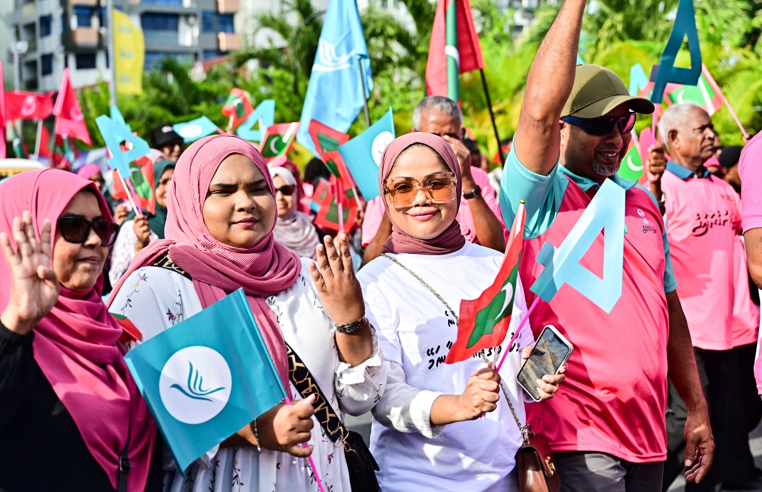 މާދަމާ އޮންނަ ރިޔާސީ އިންތިހާބުގެ ދެ ވަނަ ބުރަށް ޕީޕީއެމް/ޕީއެންސީ ރިޔާސީ ކެންޑިޑޭޓް ޑރ. މުހައްމަދު މުއިއްޒުގެ "ދިވެހިންގެ ނިންމުން" ކެމްޕެއިން ނިންމާލުމުގެ ހިނގާލުން މިއަދު ހަވީރު ޕީޕީއެމް އޮފިސް ކުރިމަތިން ފެށިގެން ކުރިއަށް ދަނީ.-- ފޮޓޯ: ނިޝާން އަލީ /މިހާރު