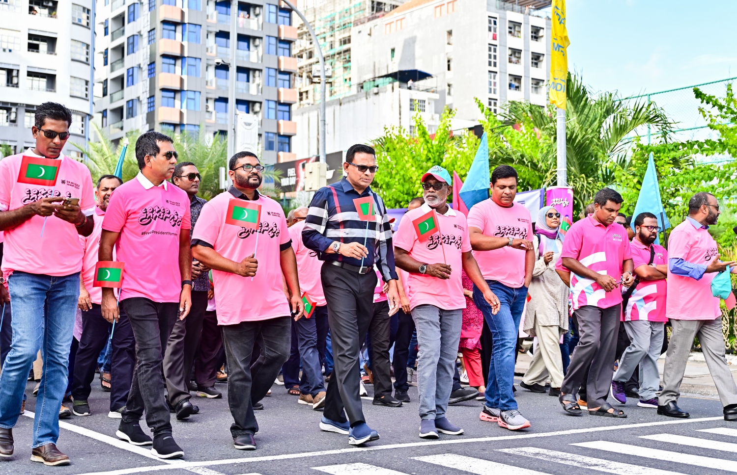 މާދަމާ އޮންނަ ރިޔާސީ އިންތިހާބުގެ ދެ ވަނަ ބުރަށް ޕީޕީއެމް/ޕީއެންސީ ރިޔާސީ ކެންޑިޑޭޓް ޑރ. މުހައްމަދު މުއިއްޒުގެ "ދިވެހިންގެ ނިންމުން" ކެމްޕެއިން ނިންމާލުމުގެ ހިނގާލުން މިއަދު ހަވީރު ޕީޕީއެމް އޮފިސް ކުރިމަތިން ފެށިގެން ކުރިއަށްދާއިރު، ޕާޓިގެ އިސް ބޭފުޅުންގެ އިތުރުން މުއިއްޒު އަށް ތާއީދު ކުރެއްވި އެމްއެންޕީގެ ރައީސް ނާޒިމް ބައިވެރިވެ ވަޑައިގަންނަވަނީ.-- ފޮޓޯ: ނިޝާން އަލީ /މިހާރު