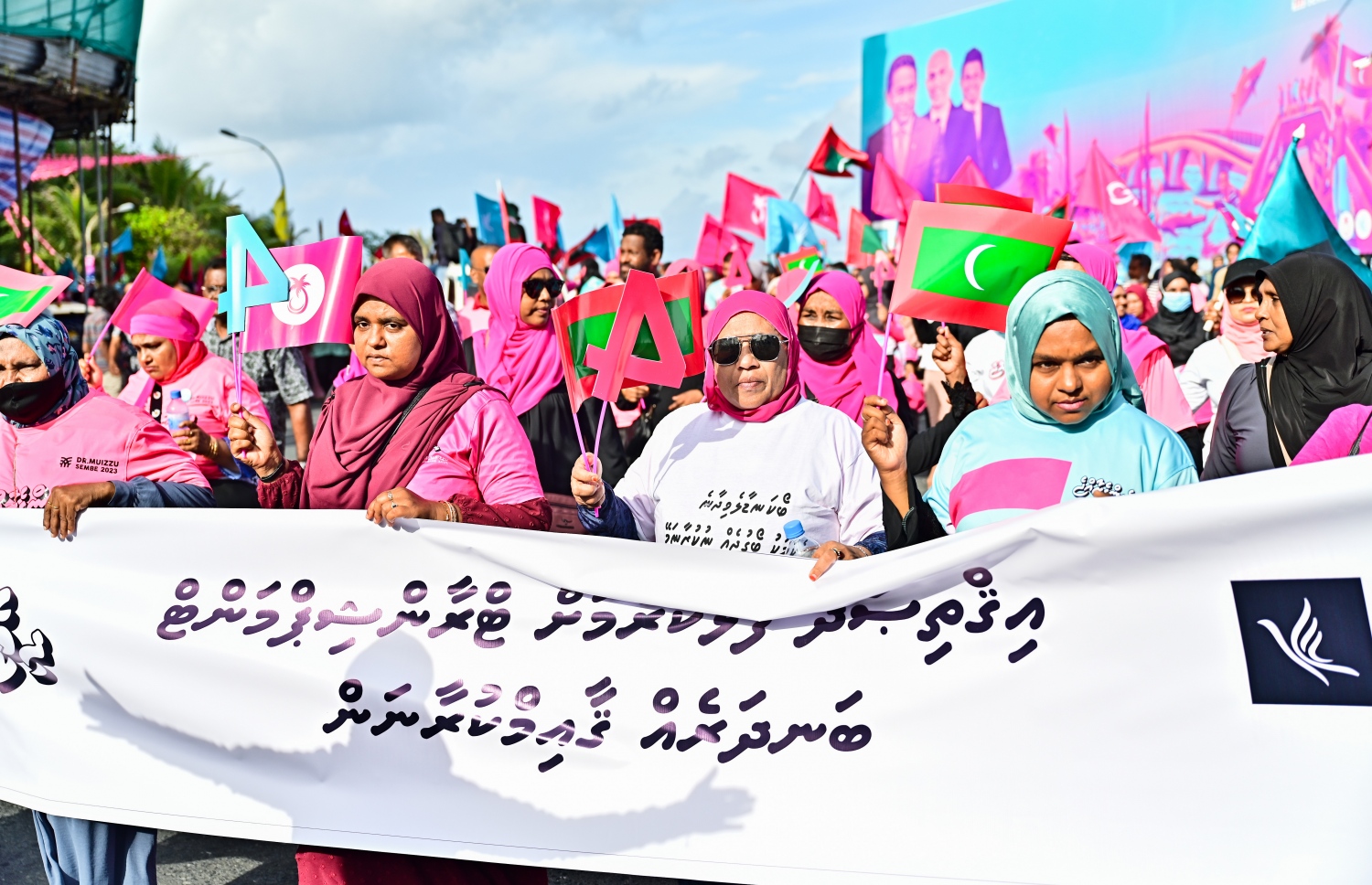 މާދަމާ އޮންނަ ރިޔާސީ އިންތިހާބުގެ ދެ ވަނަ ބުރަށް ޕީޕީއެމް/ޕީއެންސީ ރިޔާސީ ކެންޑިޑޭޓް ޑރ. މުހައްމަދު މުއިއްޒުގެ "ދިވެހިންގެ ނިންމުން" ކެމްޕެއިން ނިންމާލުމުގެ ހިނގާލުން މިއަދު ހަވީރު ޕީޕީއެމް އޮފިސް ކުރިމަތިން ފެށިގެން ކުރިއަށް ދަނީ.-- ފޮޓޯ: ނިޝާން އަލީ /މިހާރު