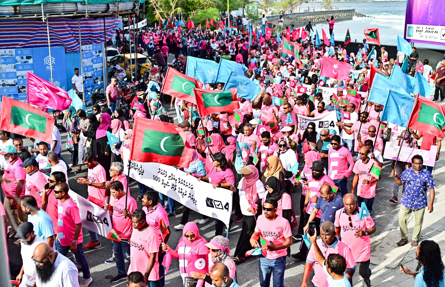 މާދަމާ އޮންނަ ރިޔާސީ އިންތިހާބުގެ ދެ ވަނަ ބުރަށް ޕީޕީއެމް/ޕީއެންސީ ރިޔާސީ ކެންޑިޑޭޓް ޑރ. މުހައްމަދު މުއިއްޒުގެ "ދިވެހިންގެ ނިންމުން" ކެމްޕެއިން ނިންމާލުމުގެ ހިނގާލުން މިއަދު ހަވީރު ޕީޕީއެމް އޮފިސް ކުރިމަތިން ފެށިގެން ކުރިއަށް ދަނީ.-- ފޮޓޯ: ނިޝާން އަލީ /މިހާރު