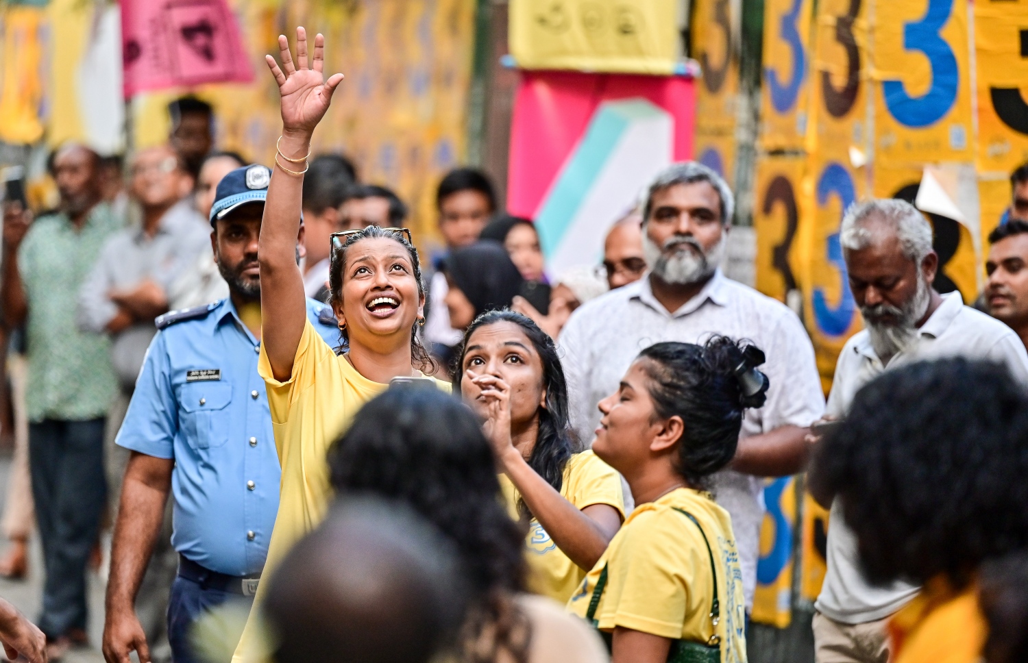 މާދަމާ އޮންނަ ރިޔާސީ އިންތިހާބުގެ ދެ ވަނަ ބުރަށް އެމްޑީޕީގެ ރިޔާސީ ކެންޑިޑޭޓް ރައީސް އިބްރާހިމް މުހައްމަދު ސޯލިހްގެ "އުފާވެރި އަމާން ރާއްޖެ" ކެމްޕެއިން ނިންމާލުމުގެ ހިނގާލުމުގައި ރައީސް އަށް ތާއީދު ކުރާ ގިނަ ބަޔަކު ބައިވެރިވަނީ.-- ފޮޓޯ: ފަޔާޒް މޫސާ /މިހާރު