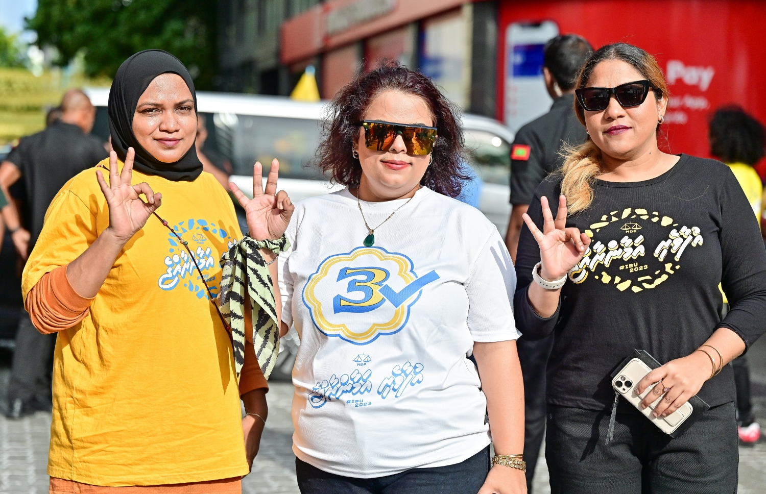 މާދަމާ އޮންނަ ރިޔާސީ އިންތިހާބުގެ ދެ ވަނަ ބުރަށް އެމްޑީޕީގެ ރިޔާސީ ކެންޑިޑޭޓް ރައީސް އިބްރާހިމް މުހައްމަދު ސޯލިހްގެ "އުފާވެރި އަމާން ރާއްޖެ" ކެމްޕެއިން ނިންމާލުމުގެ ހިނގާލުމުގައި ރައީސް އަށް ތާއީދު ކުރާ ބަޔަކު ބައިވެރިވަނީ.-- ފޮޓޯ: ފަޔާޒް މޫސާ /މިހާރު