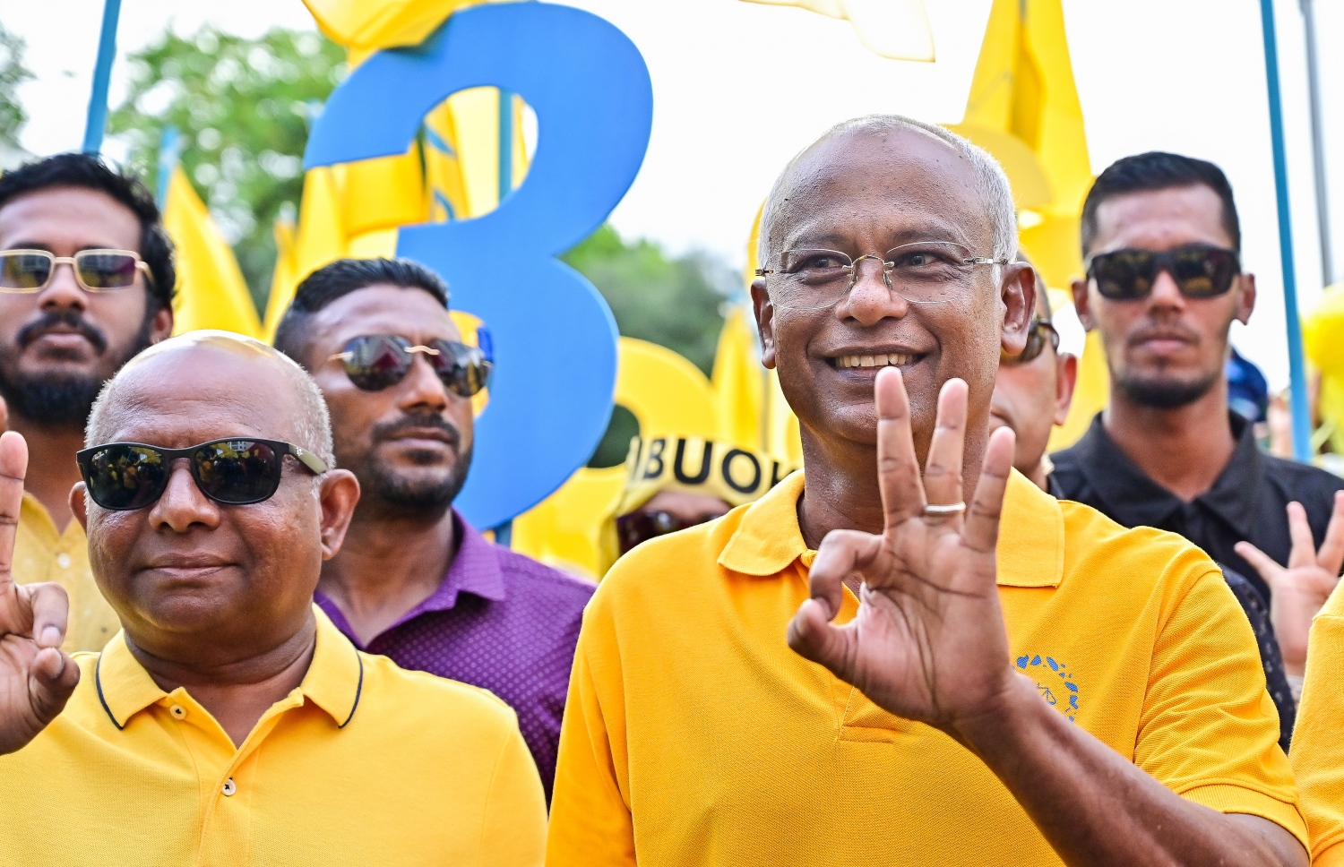 މާދަމާ އޮންނަ ރިޔާސީ އިންތިހާބުގެ ދެ ވަނަ ބުރަށް އެމްޑީޕީގެ ރިޔާސީ ކެންޑިޑޭޓް ރައީސް އިބްރާހިމް މުހައްމަދު ސޯލިހްގެ "އުފާވެރި އަމާން ރާއްޖެ" ކެމްޕެއިން ނިންމާލުމުގެ ހިނގާލުމުގައި ރައީސް އާއި އަބްދުﷲ ޝާހިދު ބައިވެރިވެ ވަޑައިގަންނަަވަނީ.-- ފޮޓޯ: ފަޔާޒް މޫސާ /މިހާރު