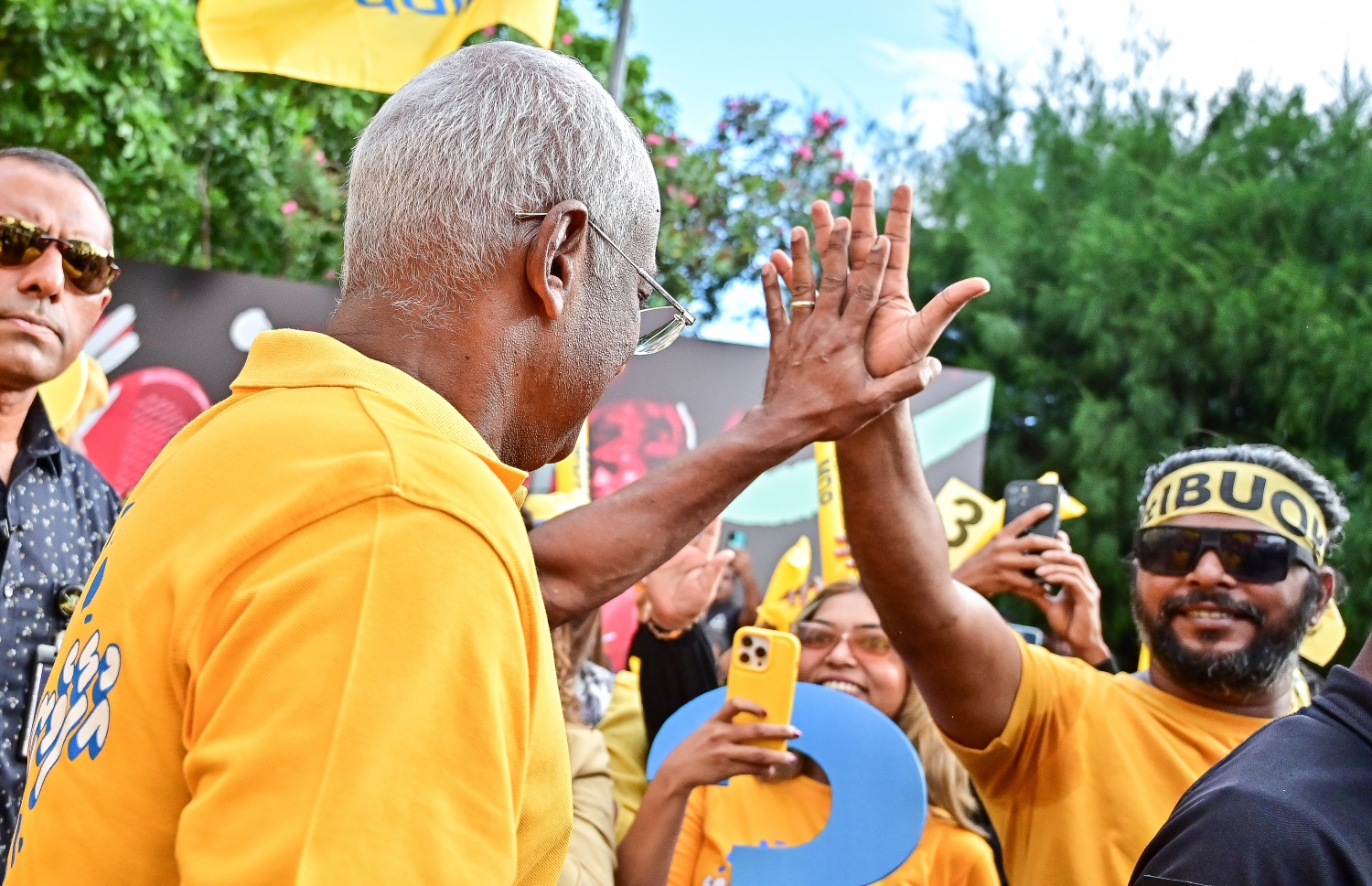 މާދަމާ އޮންނަ ރިޔާސީ އިންތިހާބުގެ ދެ ވަނަ ބުރަށް އެމްޑީޕީގެ ރިޔާސީ ކެންޑިޑޭޓް ރައީސް އިބްރާހިމް މުހައްމަދު ސޯލިހްގެ "އުފާވެރި އަމާން ރާއްޖެ" ކެމްޕެއިން ނިންމާލުމުގެ ހިނގާލުމުގައި ރައީސް ބައިވެރިވެ ވަޑައިގަންވަނީ.-- ފޮޓޯ: ފަޔާޒް މޫސާ /މިހާރު